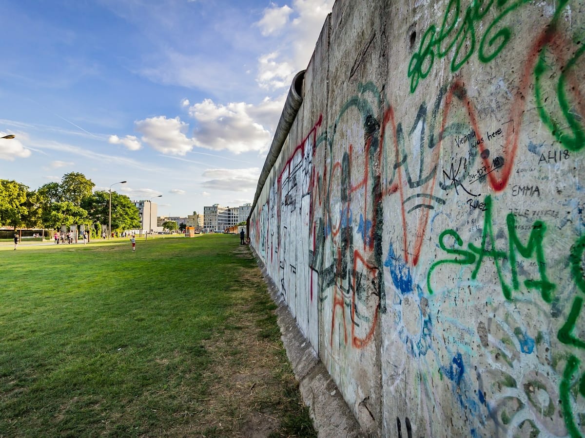 When did the Berlin Wall fall?